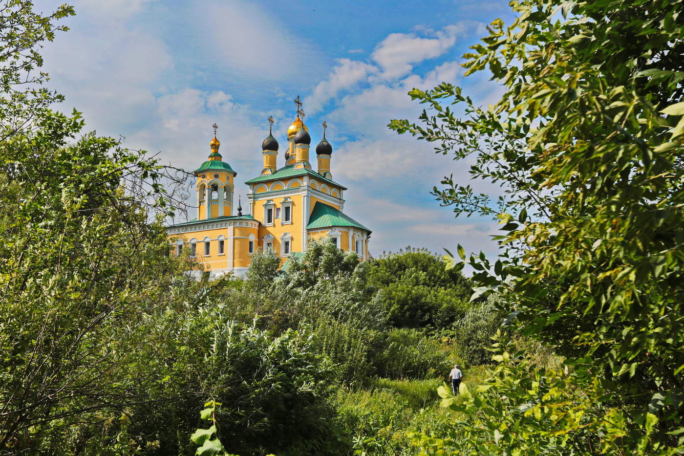 Видишь там, на горе, возвышается храм?