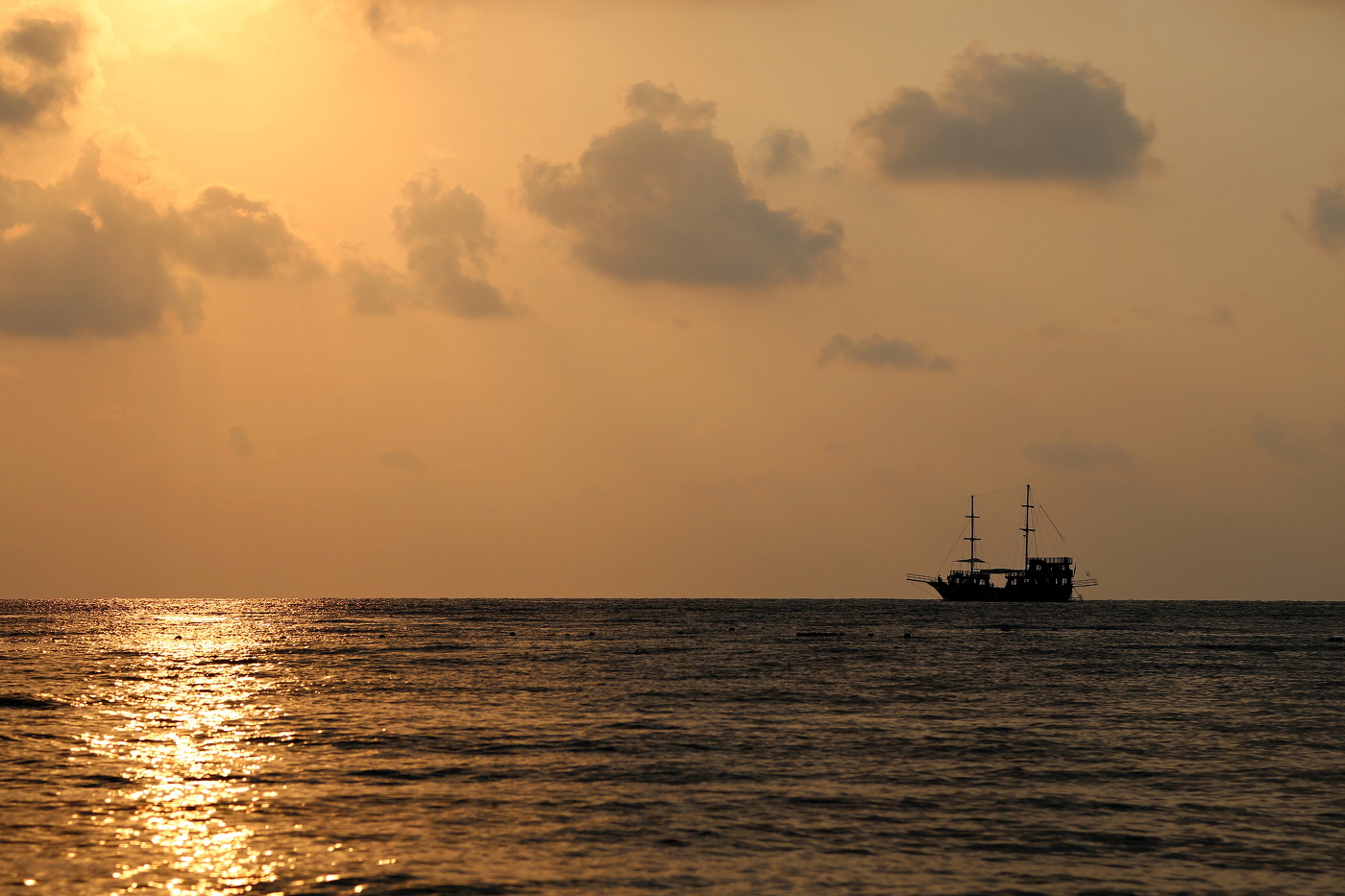 Кораблик, куда путь держишь на рассвете?