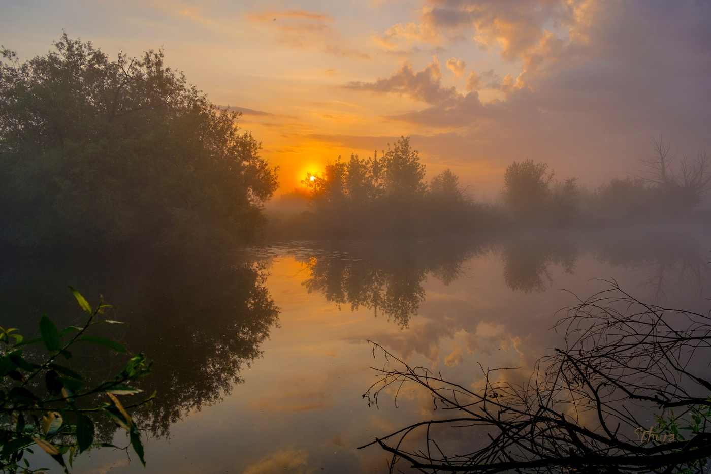 Рассвет на озере.