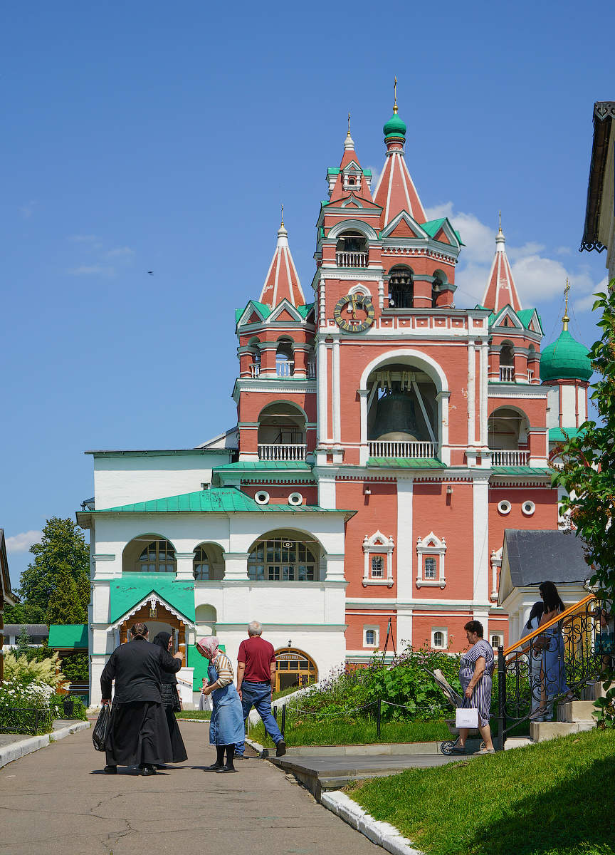 суетливая жизнь монастыря...мужского)