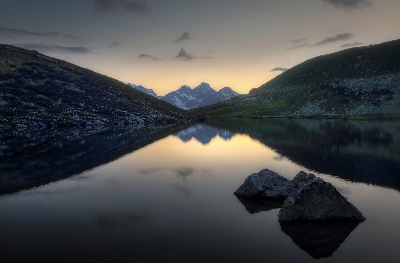 Солнце скрылось, день угас..