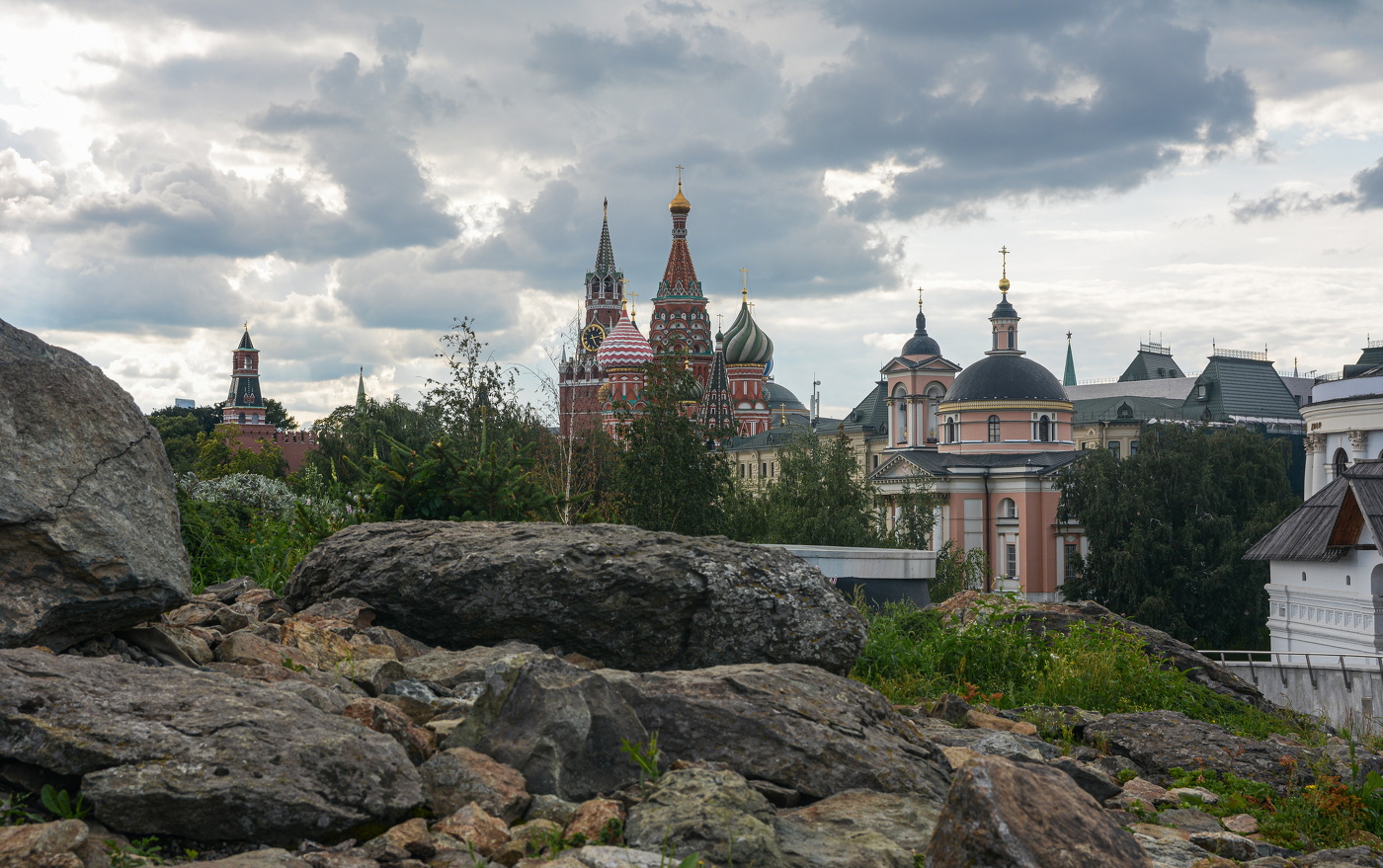 "из-за леса, из-за гор..."