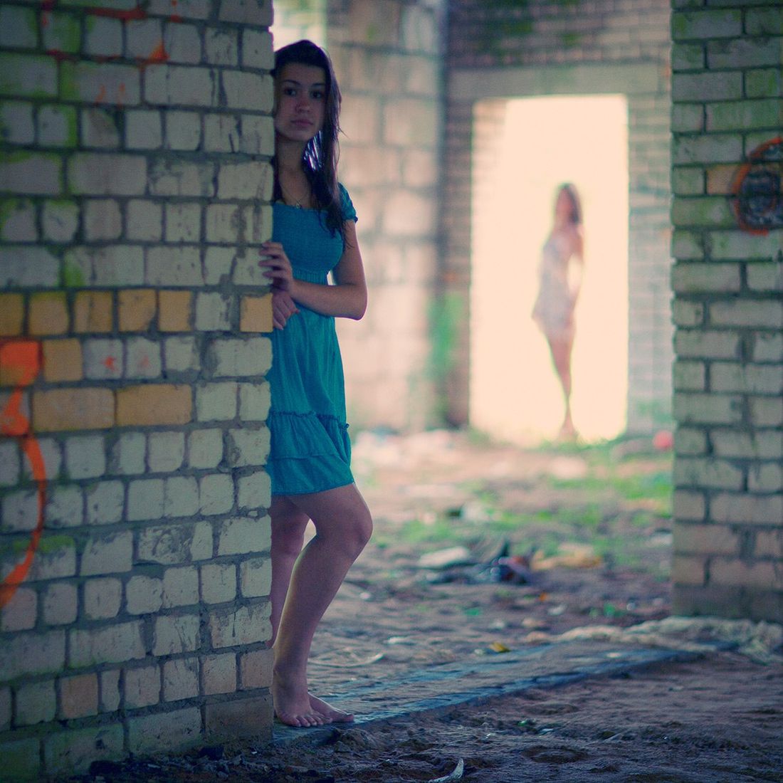 Уличный женский многоплановый портрет