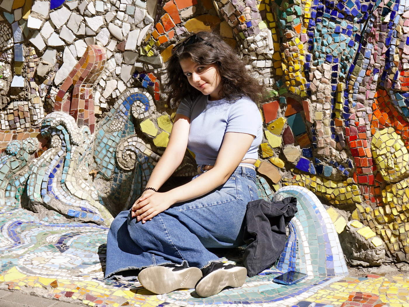 На фоне мозаики