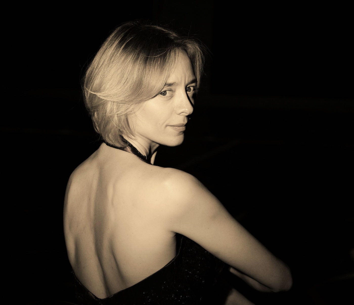 "Театр уж полон, ложи блещут ..."