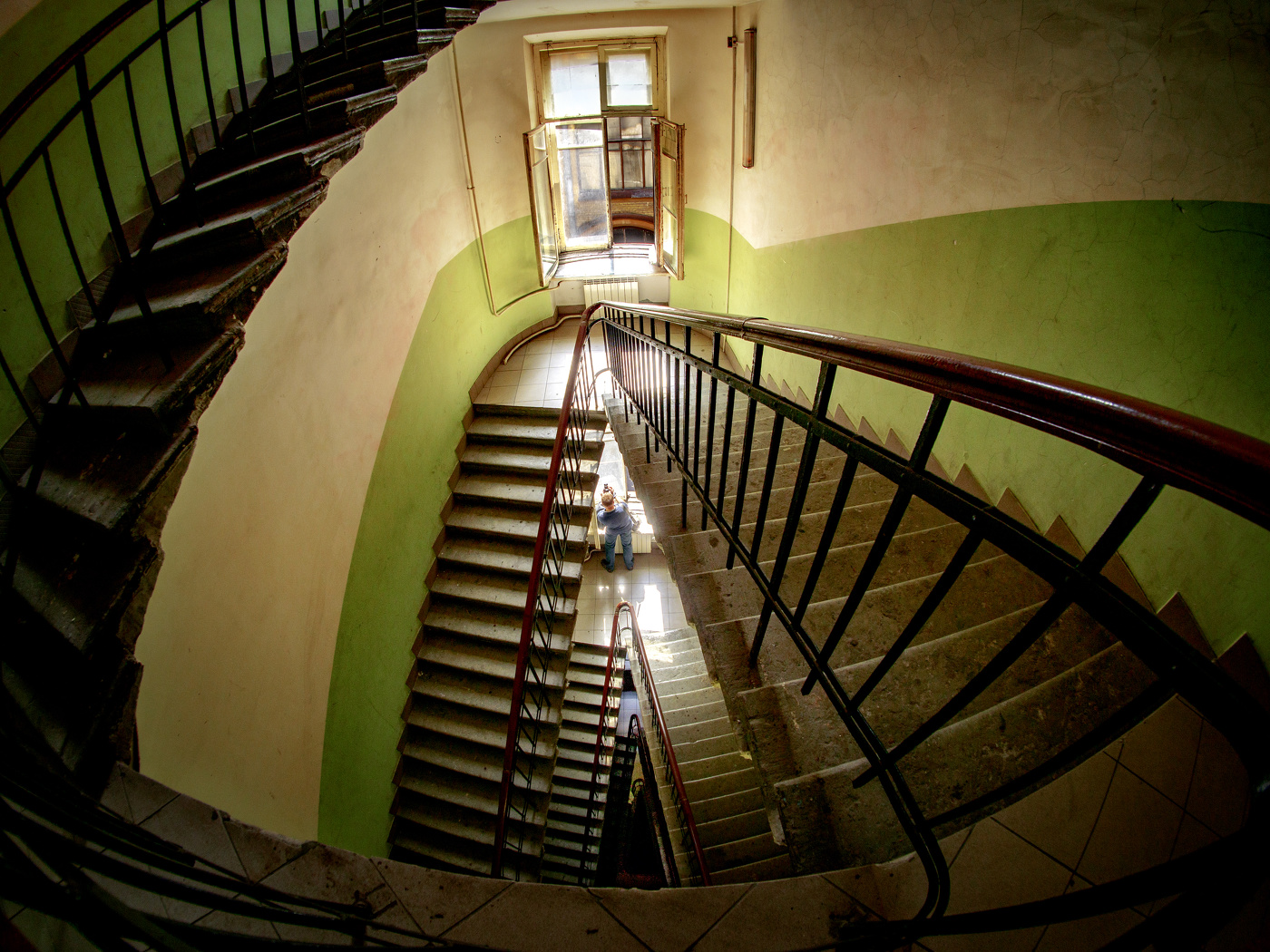 На лестничной площадке