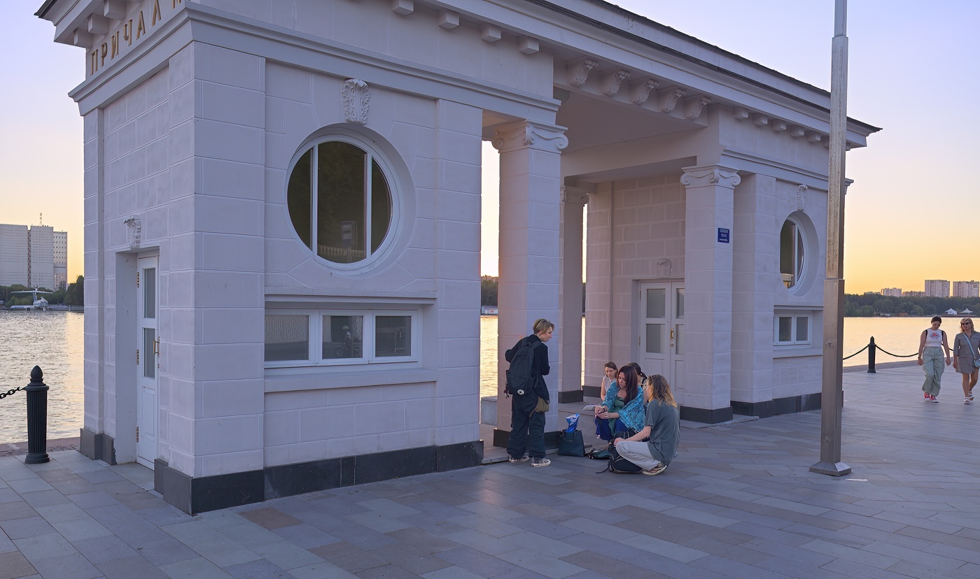 Вечер в северном речном порту