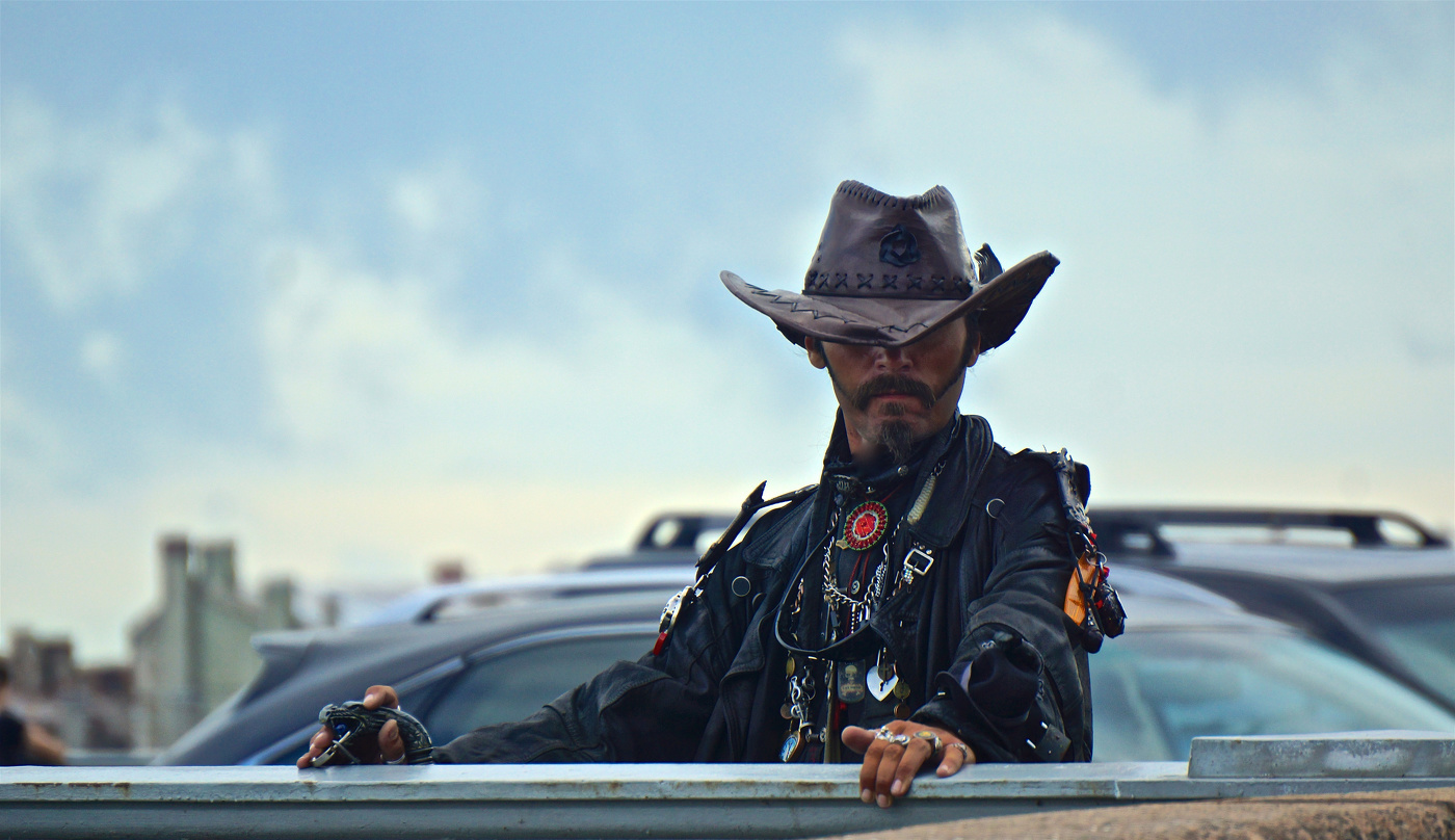 Некто в кожаной шляпе