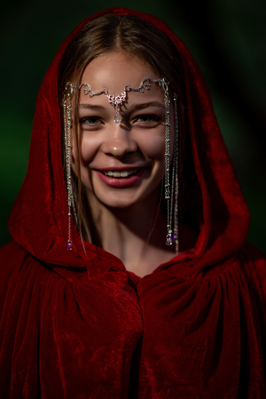 В красном плаще