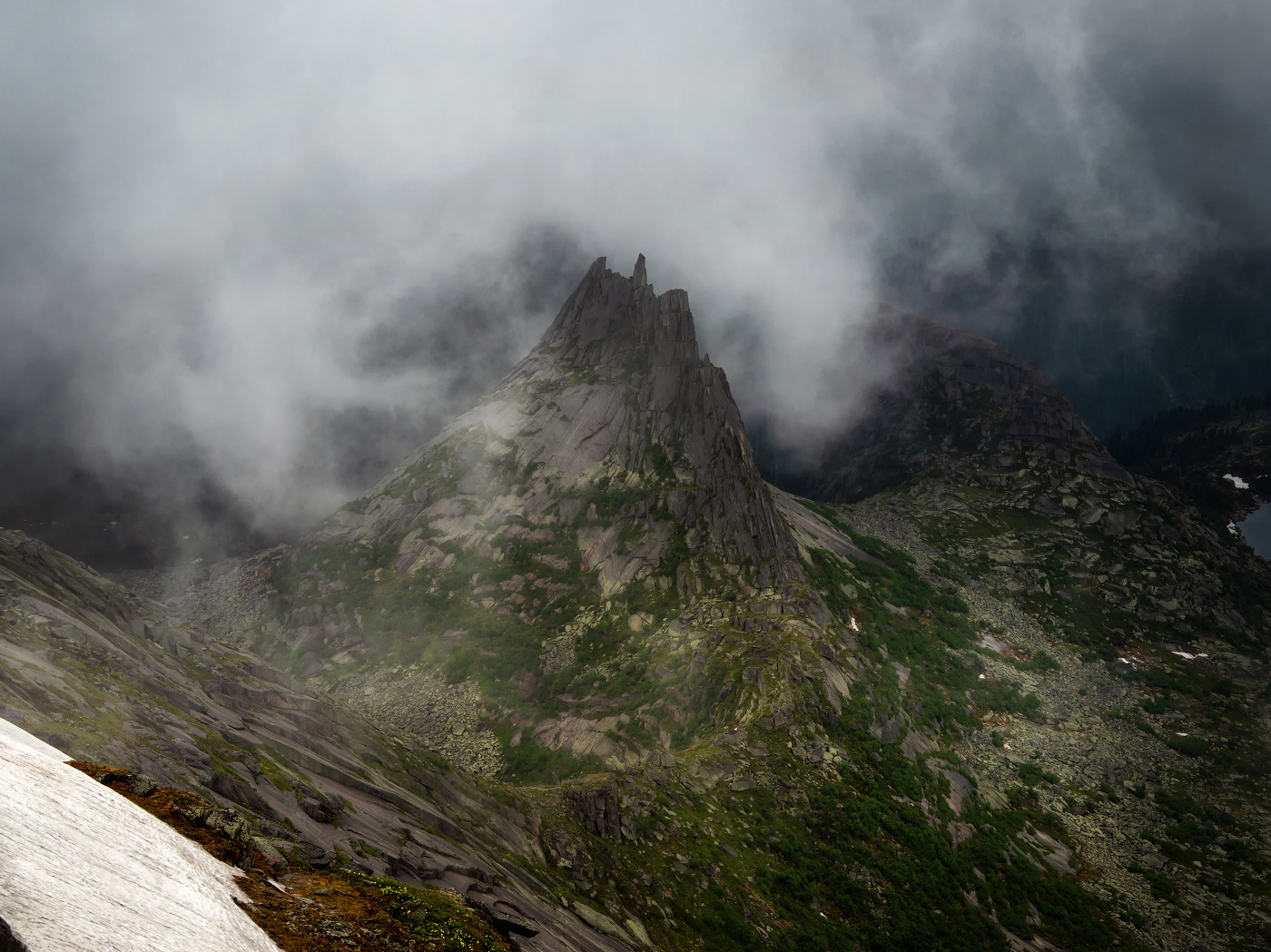Затерянный мир. Скала Парабола в грозовых облаках вид с перевала Птицы. Западные Саяны.