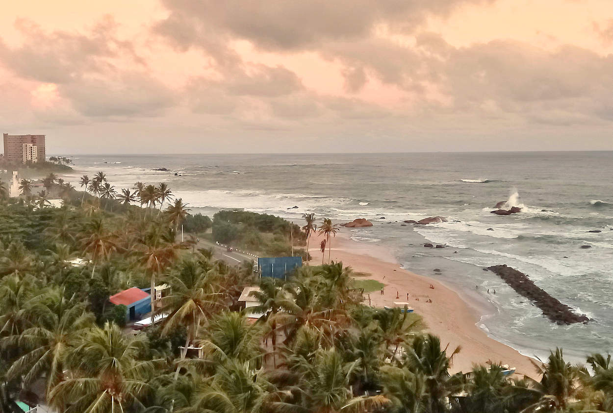 Вечер в городе на берегу