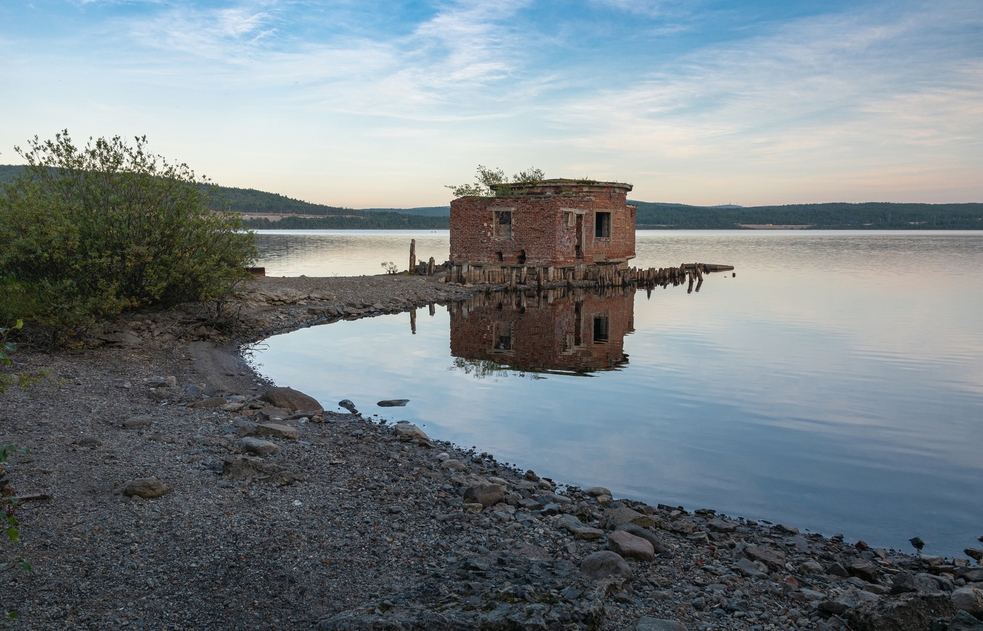 на озере вечером