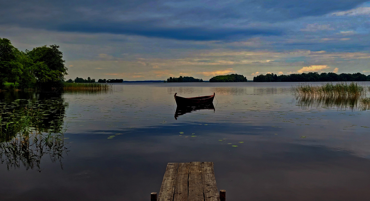 Бархатом синим спускается вечер