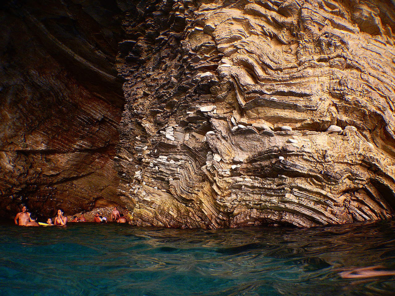 В каменной теснине