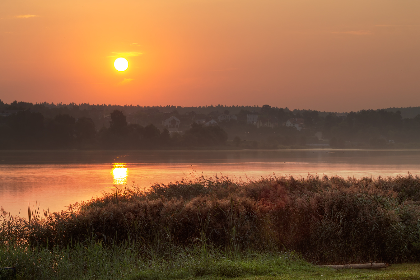 Рассвет у озера