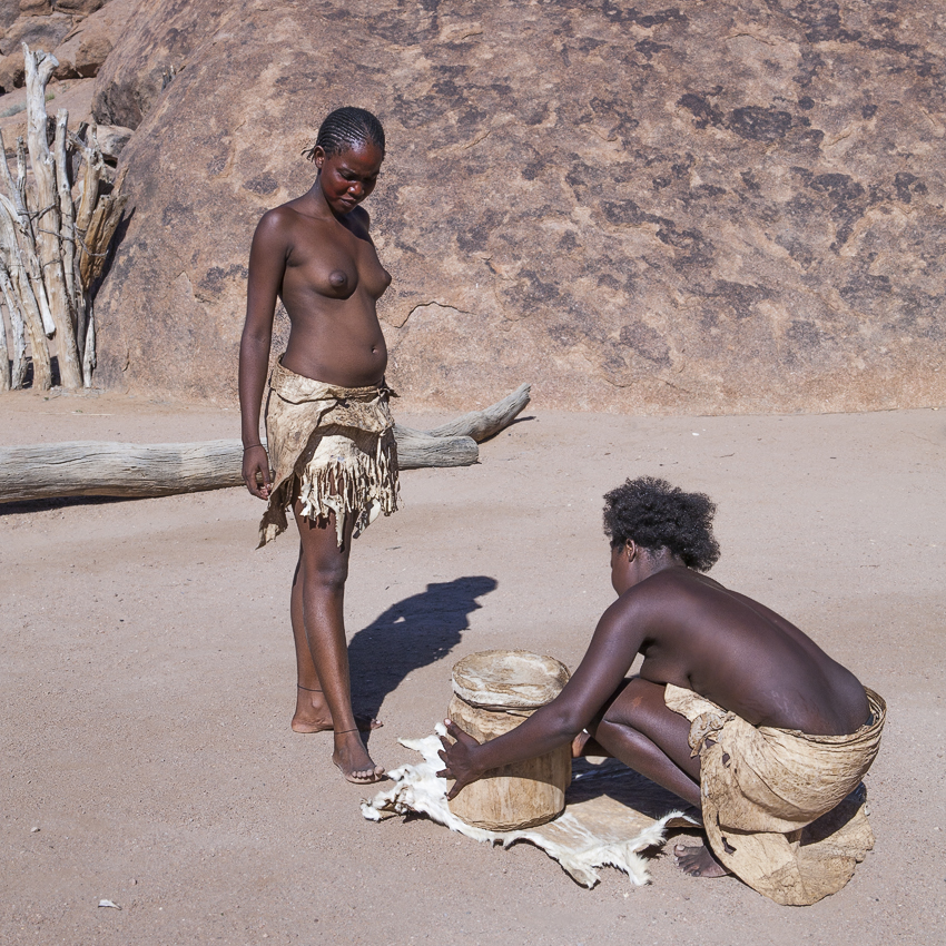 "Сегодня праздник у девчат: Сегодня будут танцы!.."
