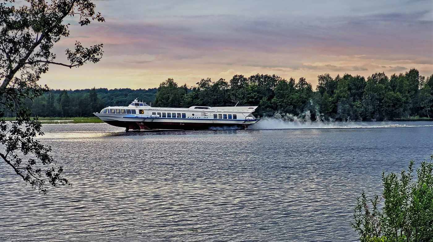 По Онежскому озеру с поющими ветрами.