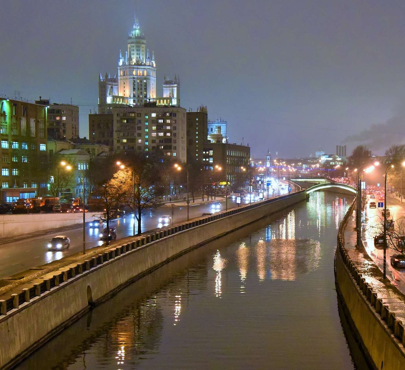 "Затихает Москва. Тихий вечер опустился на реки, мосты..."
