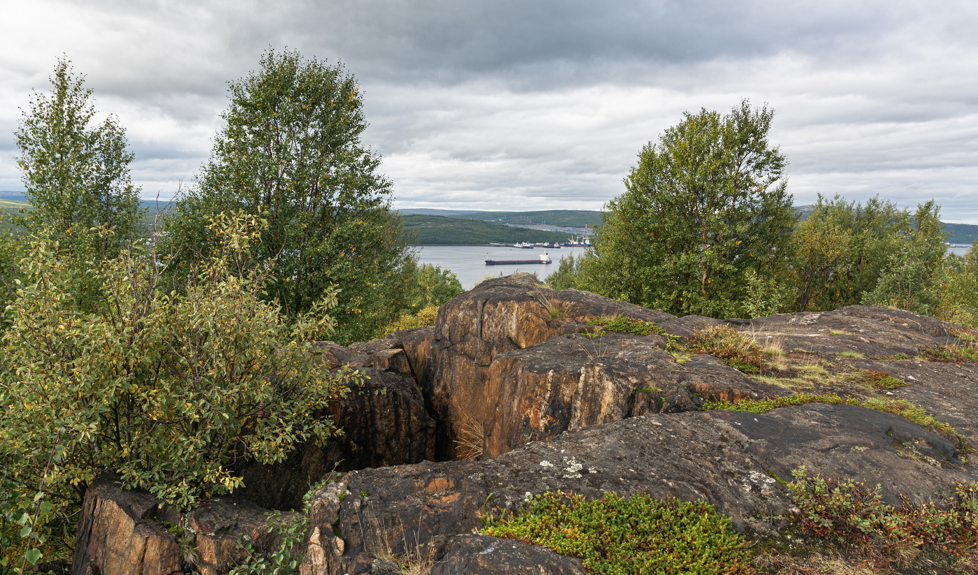 на скалистом берегу