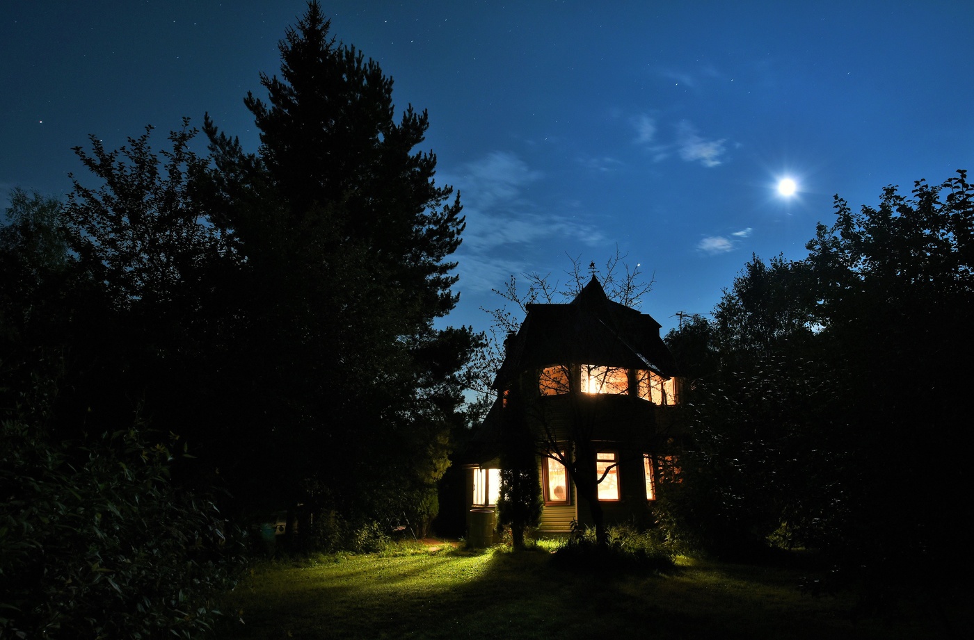 "Равнодушней циферблата эта бледная луна..."