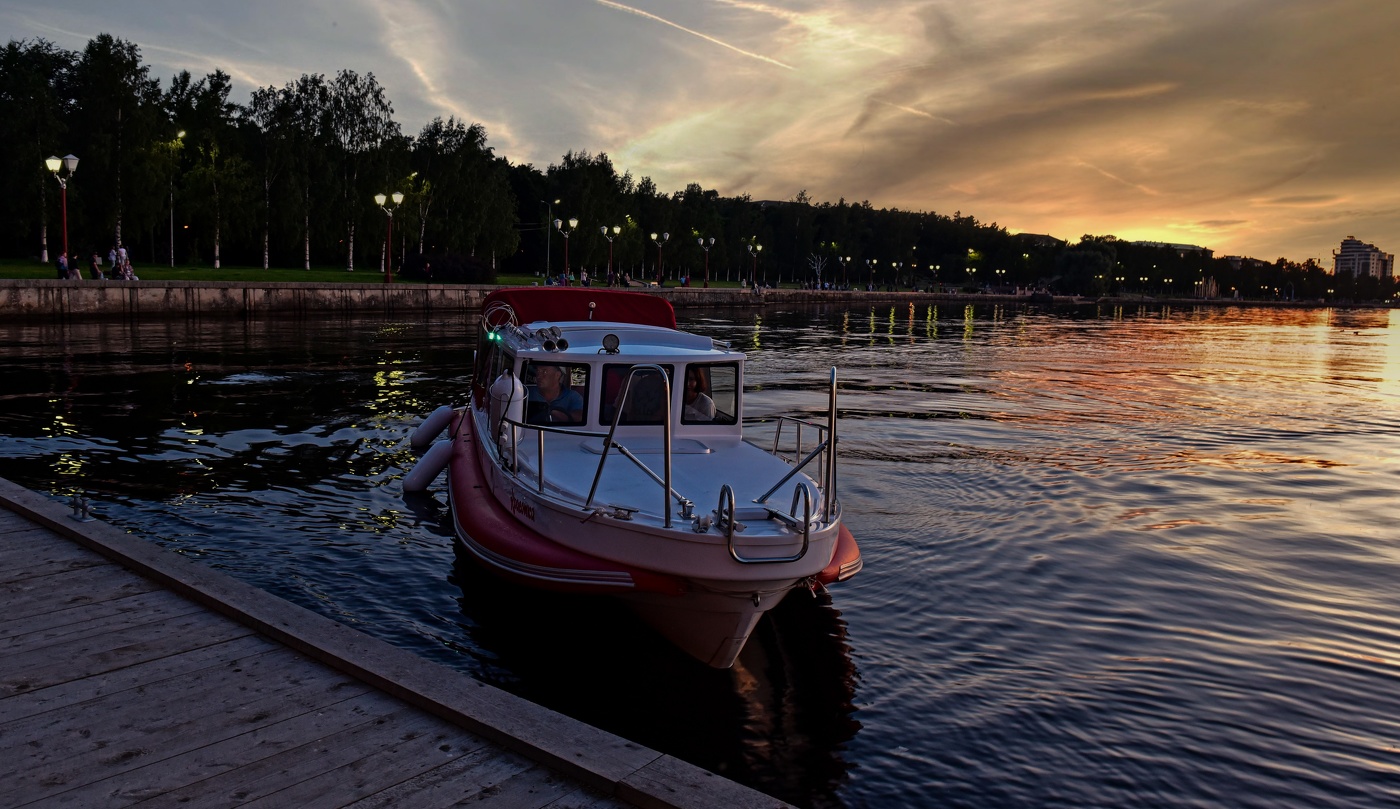 Ночная набережная Петрозаводска. Карелия.