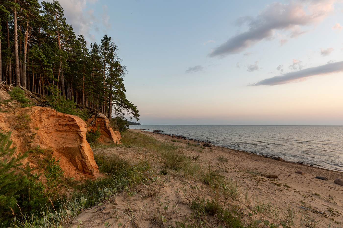 Берег красных скал