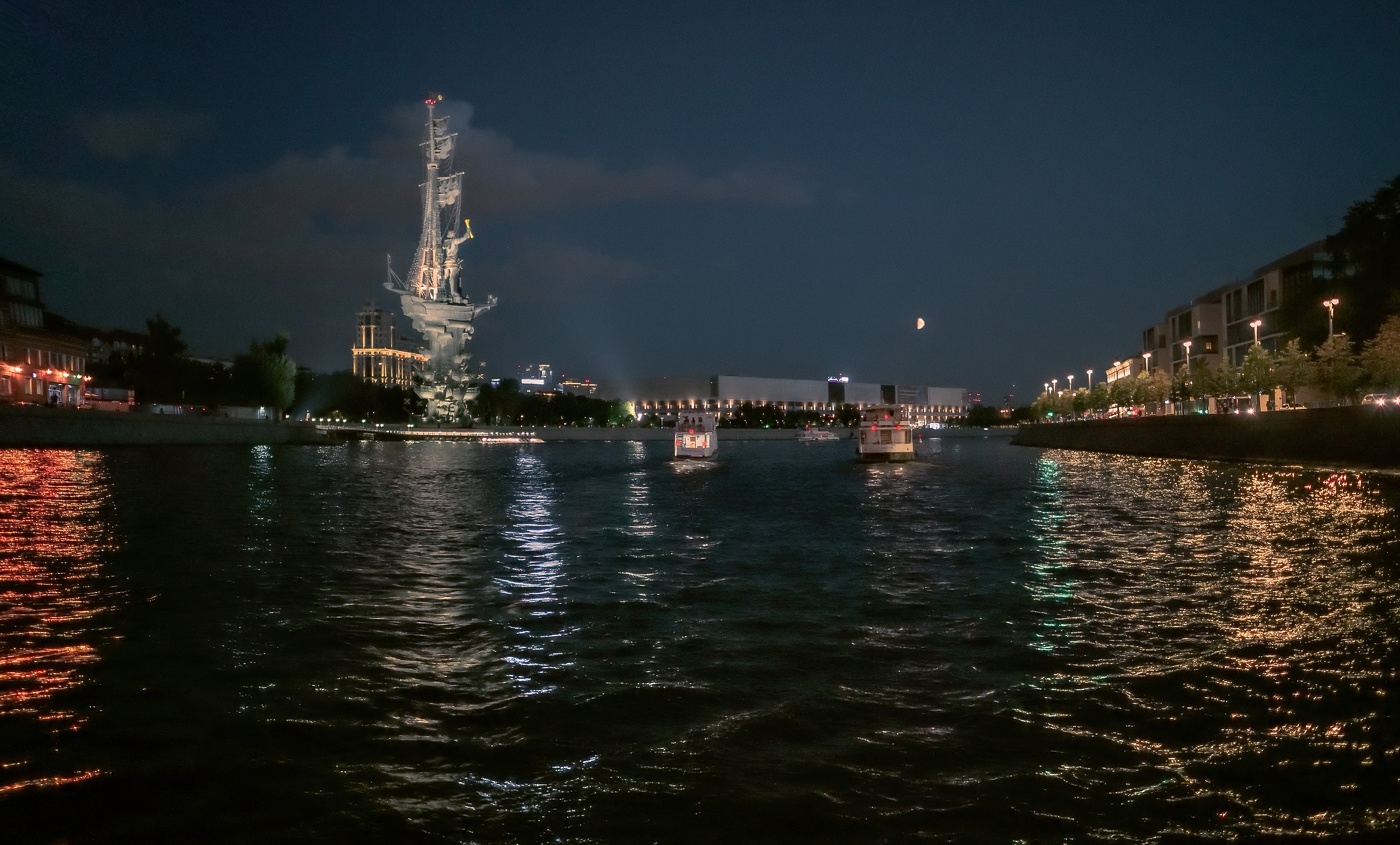 С видом на памятник Петру Первому