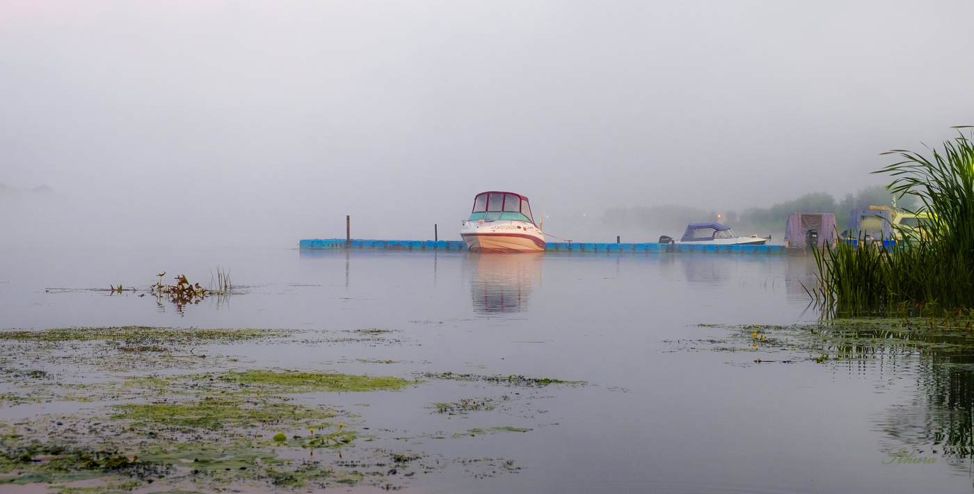 Катер на причале.