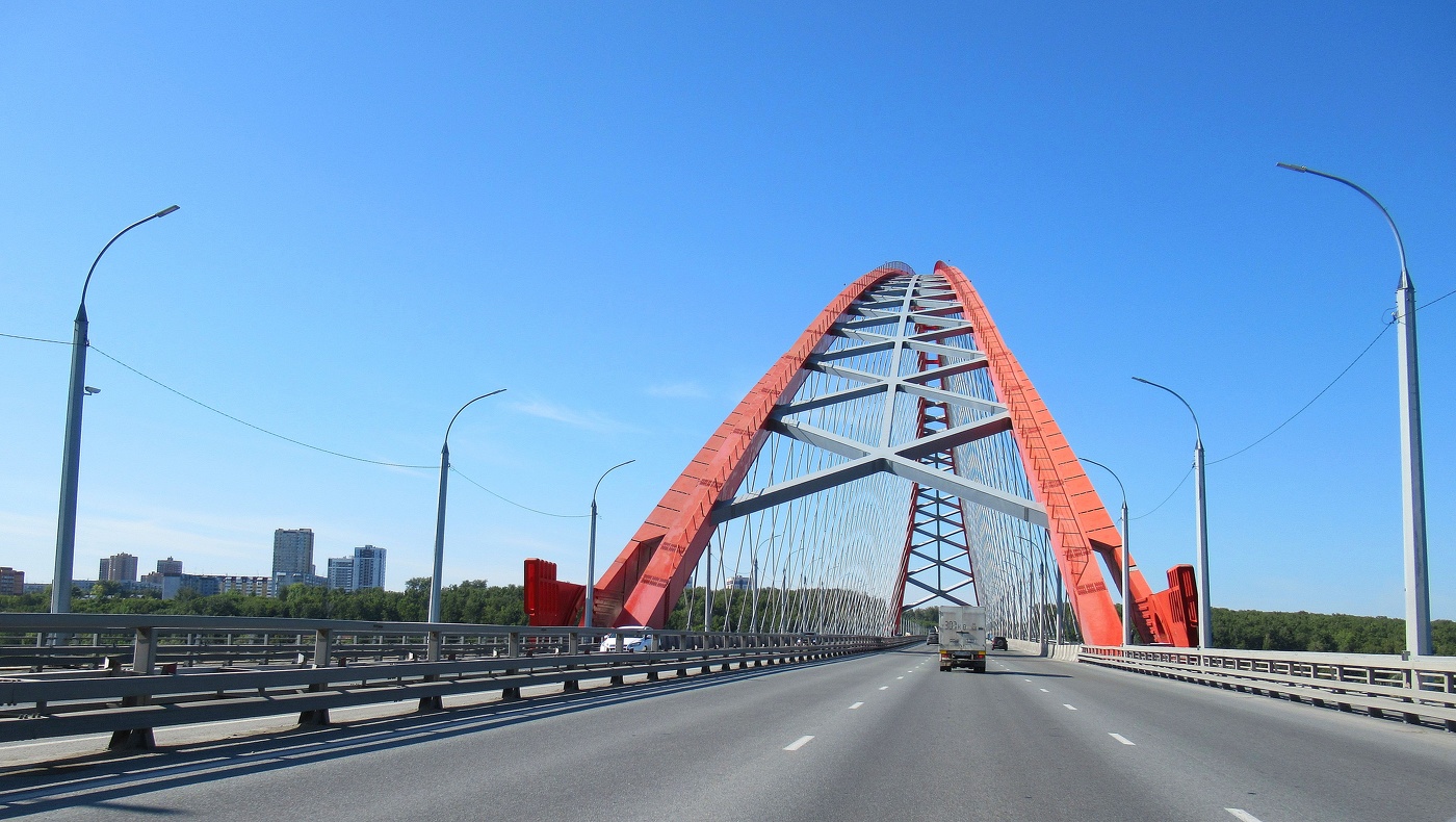 Через мост едем на машине