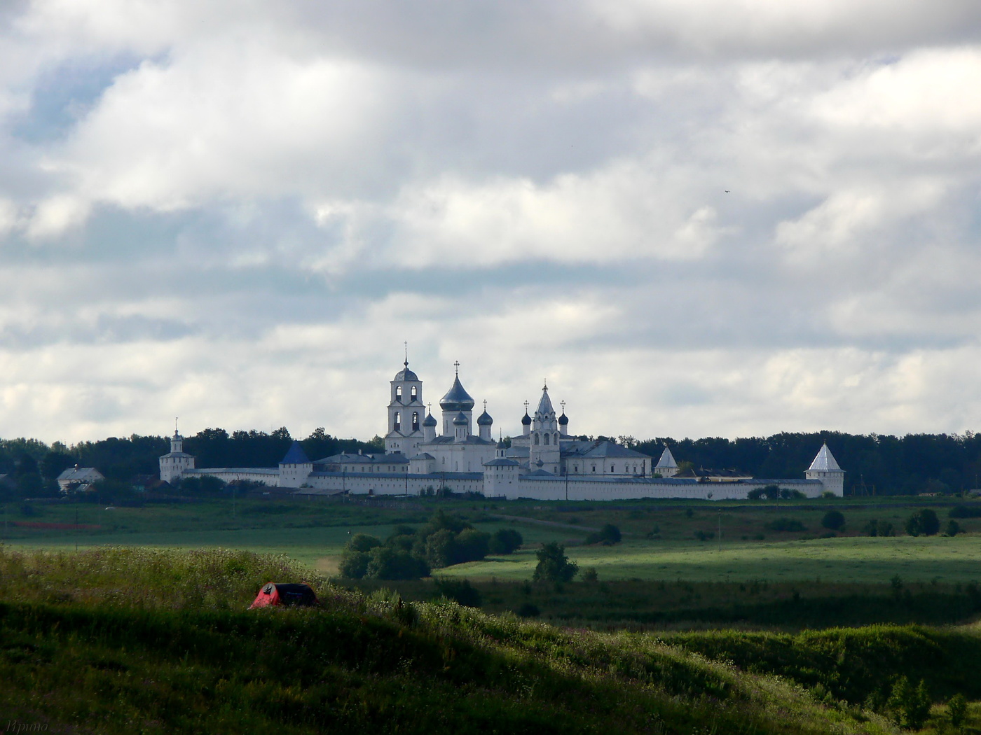 красная палатка...