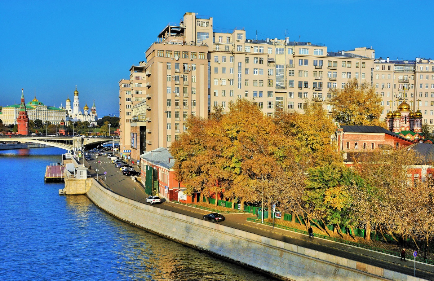 "Есть время природы особого света ..."