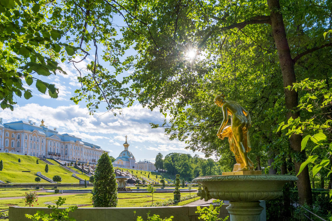 Нижний парк Петергофа летним вечером.