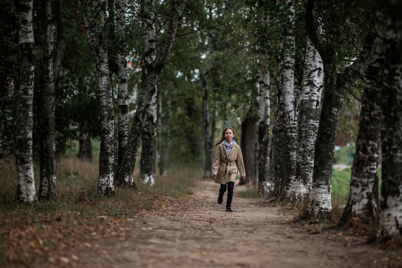 Маша бежит по берёзовой аллее