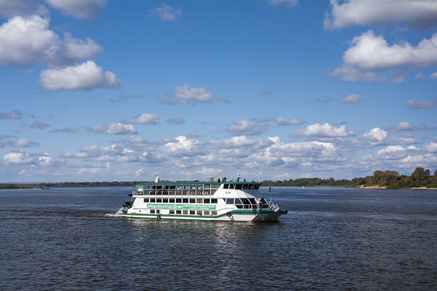 На теплоходе музыка играет