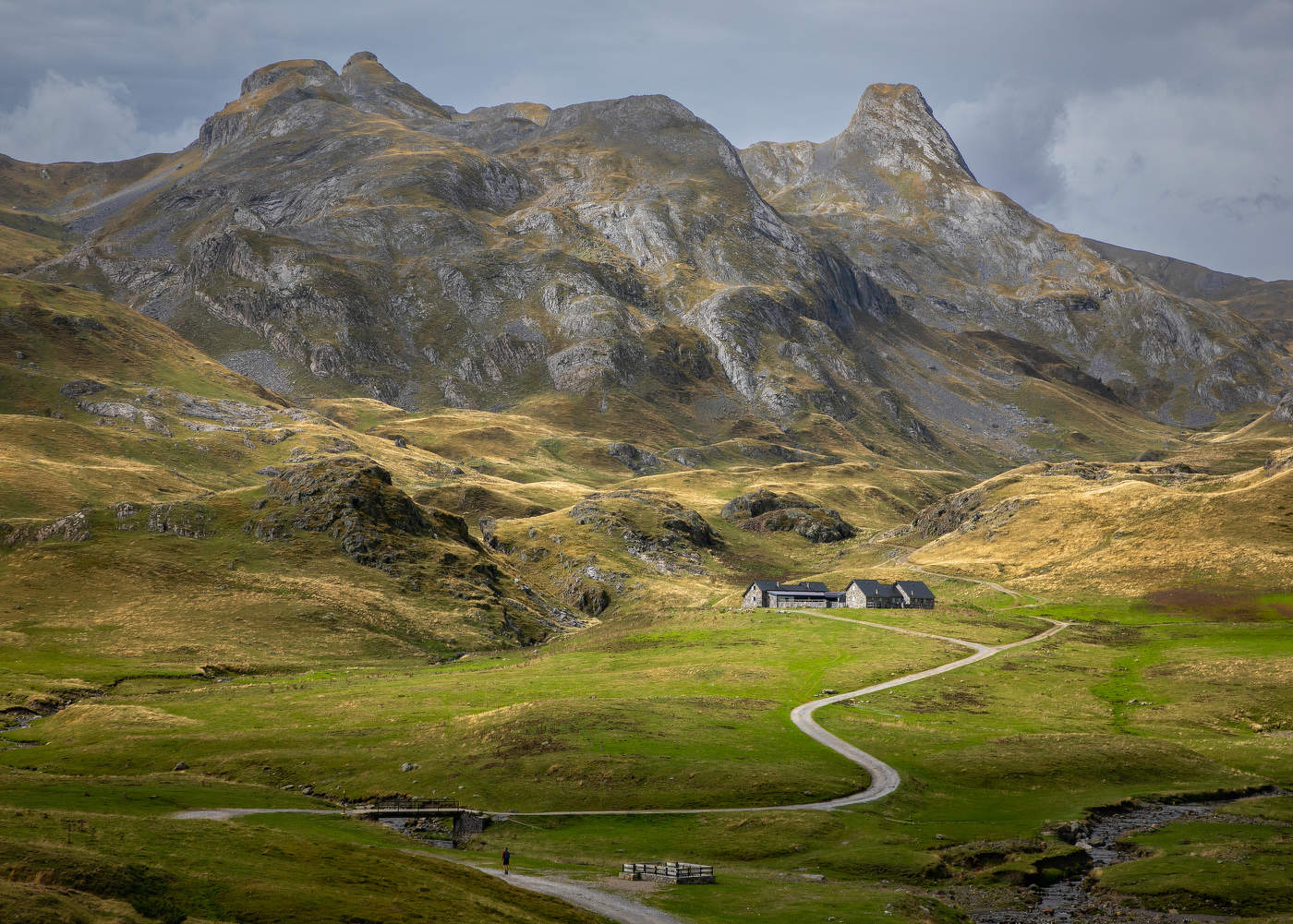 У подножия гор