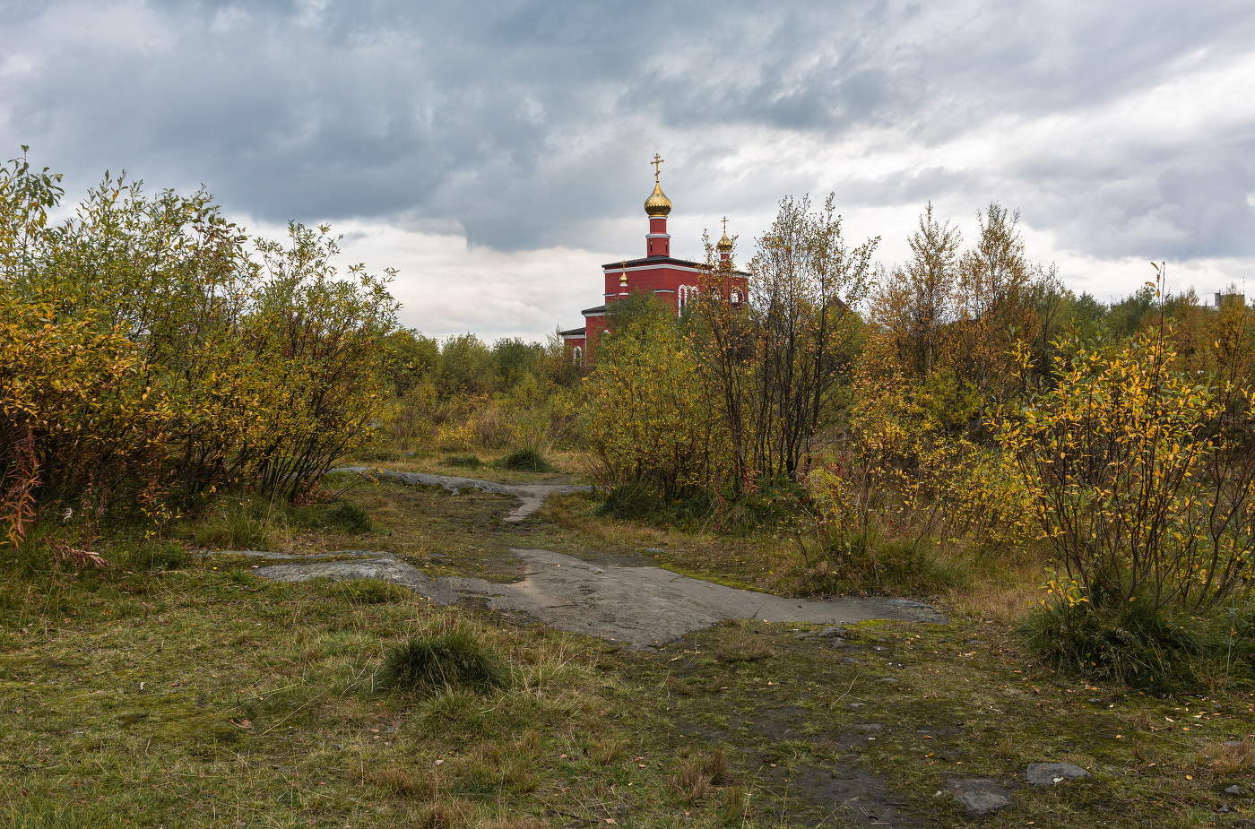 "Чуть поодаль купола церквей в ярко-жёлтом пламени берёз..."