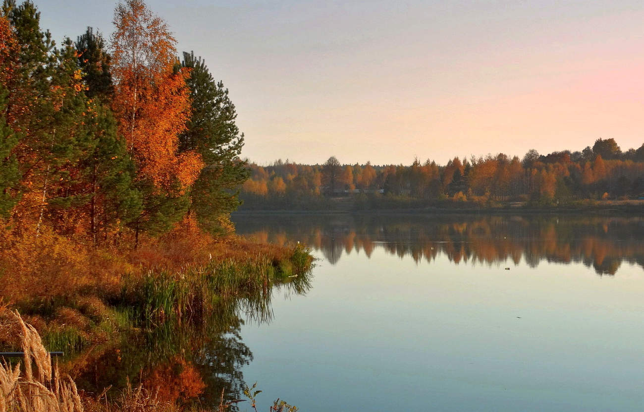 В осенней дымке вечером на озере