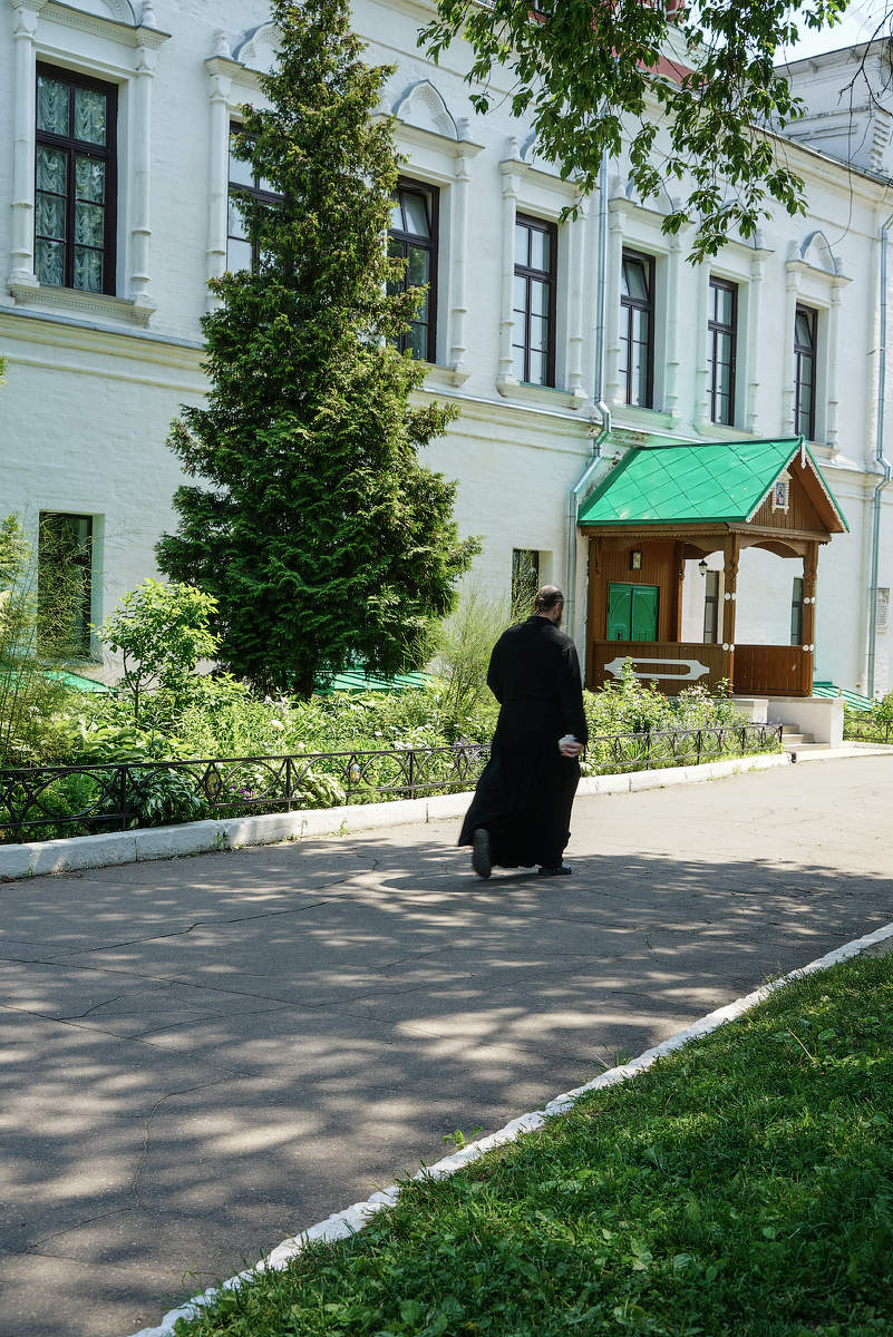 на Службу...