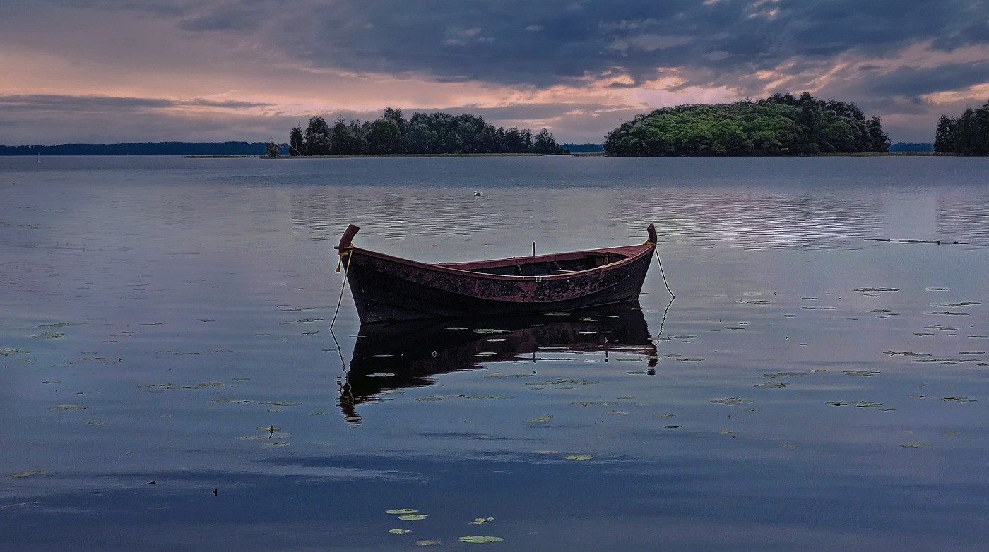 Среди вечерней тишины.