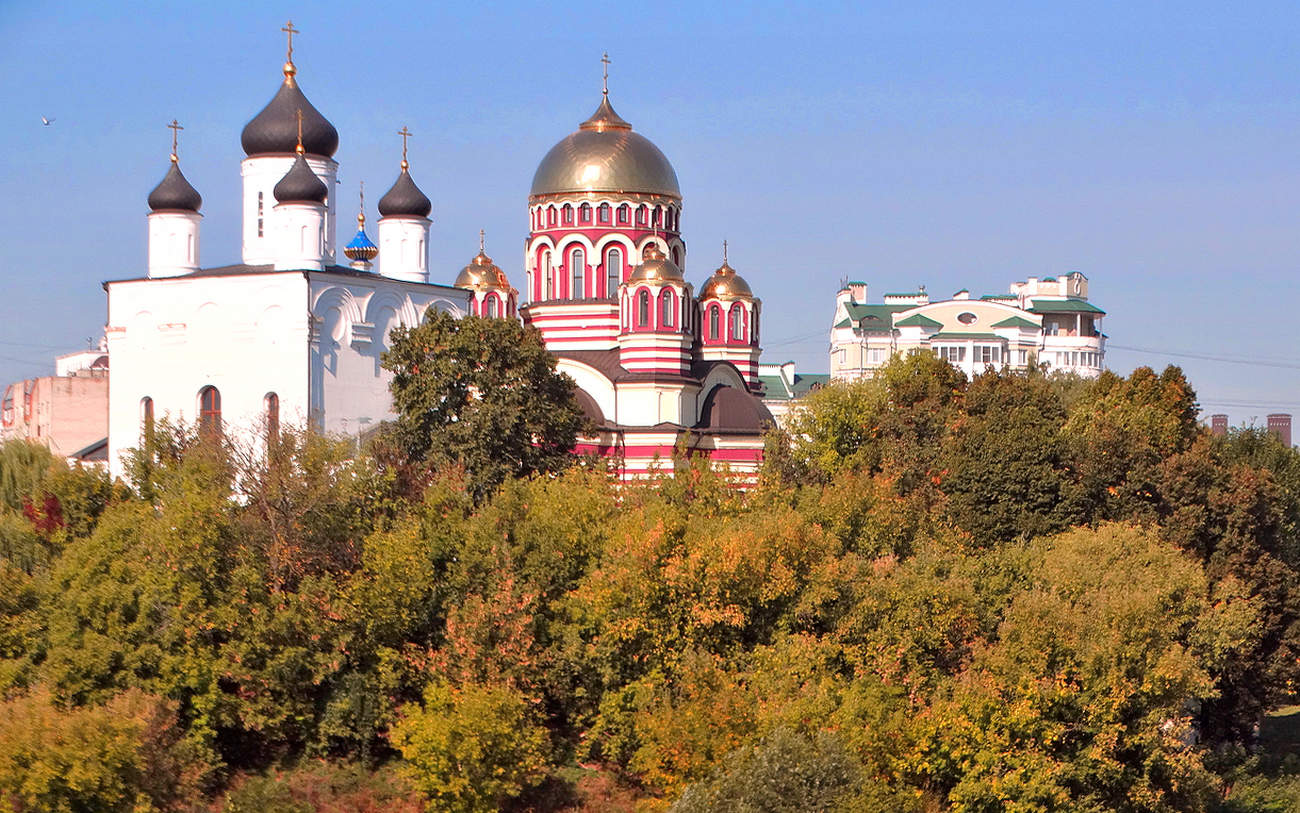 Мужской монастырь в осеннем убранстве
