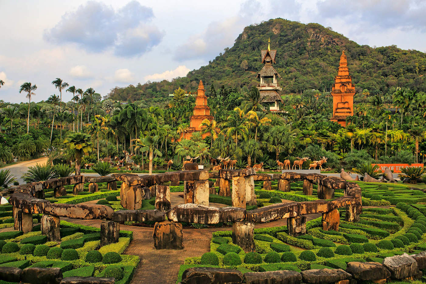 В парке Нонг-Нуч