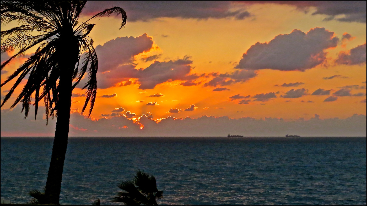 Средиземноморский осенний закат