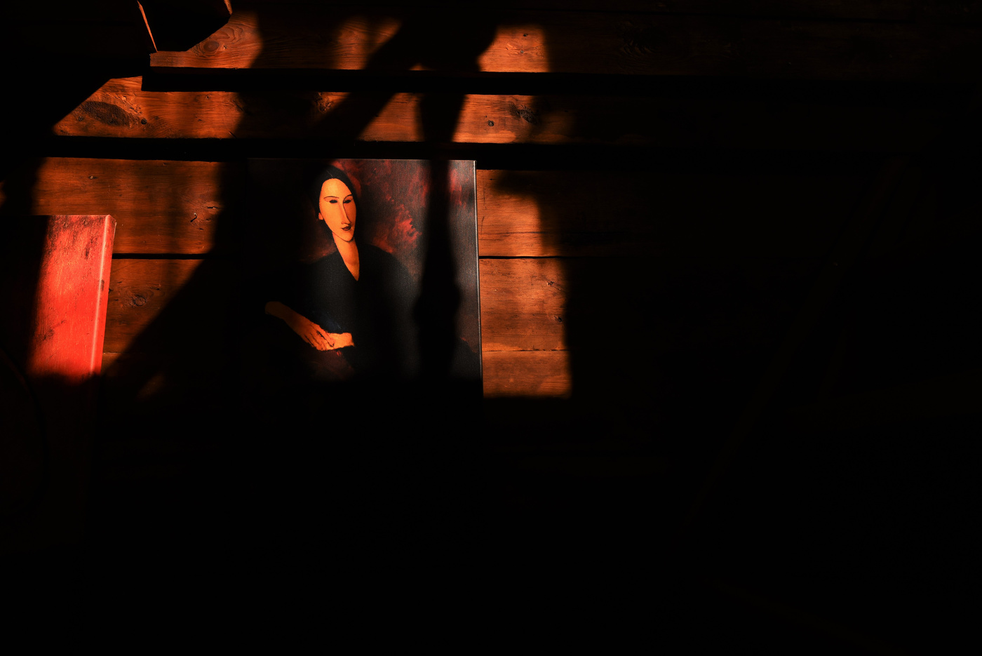 "Бежит по стенке солнца луч, касается тебя..."