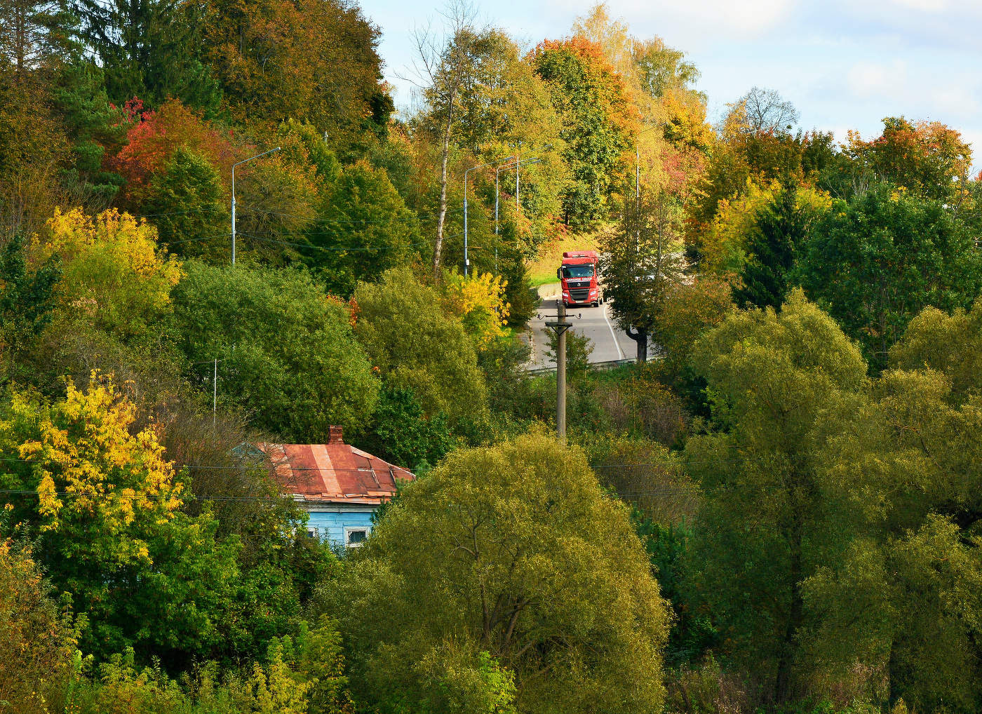"Стоит наш домик у дороги, на оборванца он похож..."