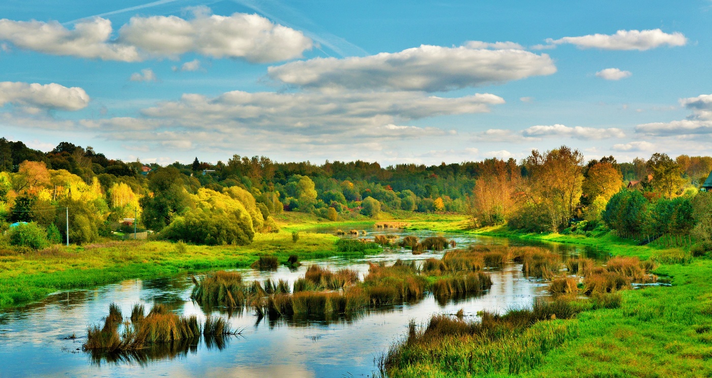 "Осенний день. Не слышно ветерка ..."
