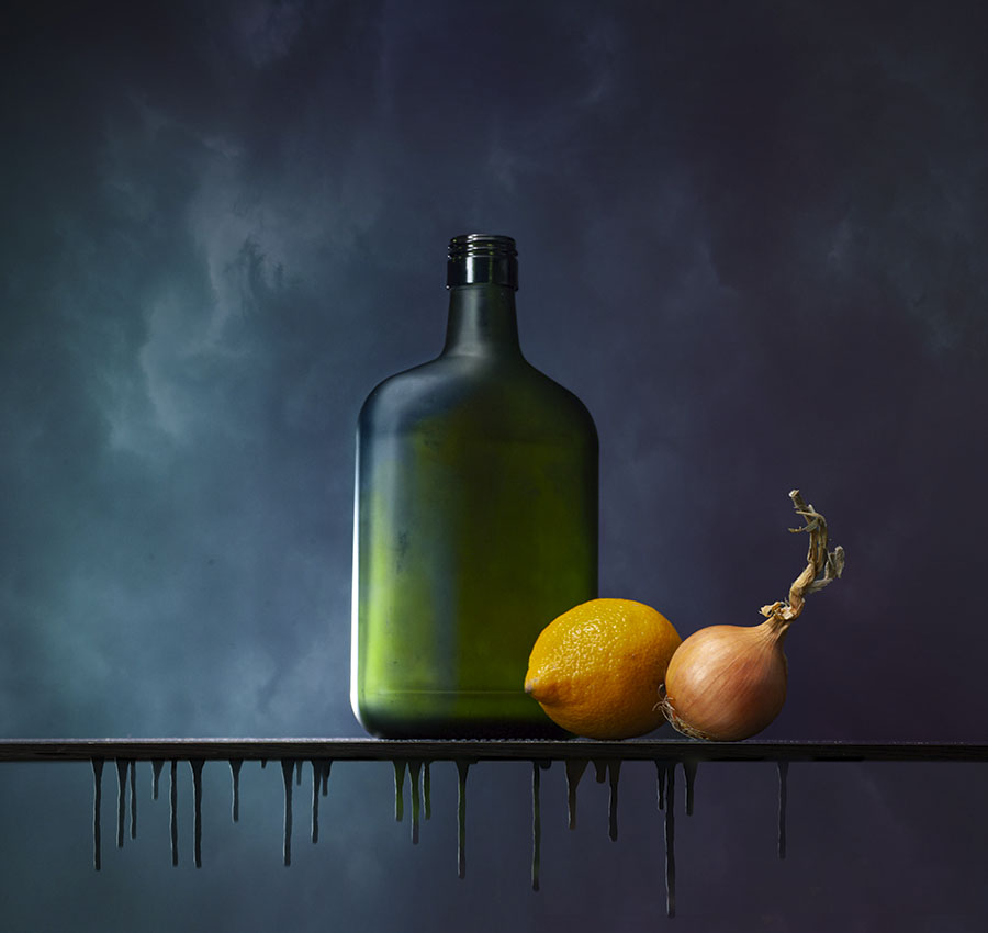 драматическая картина с зелёной бутылкой