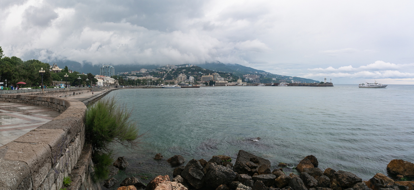 пасмурная Ялта