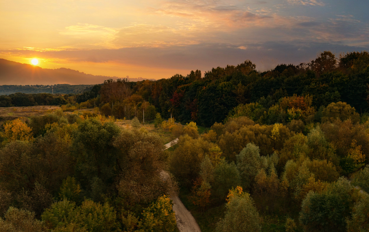 Сентябрь лучом последним догорает.