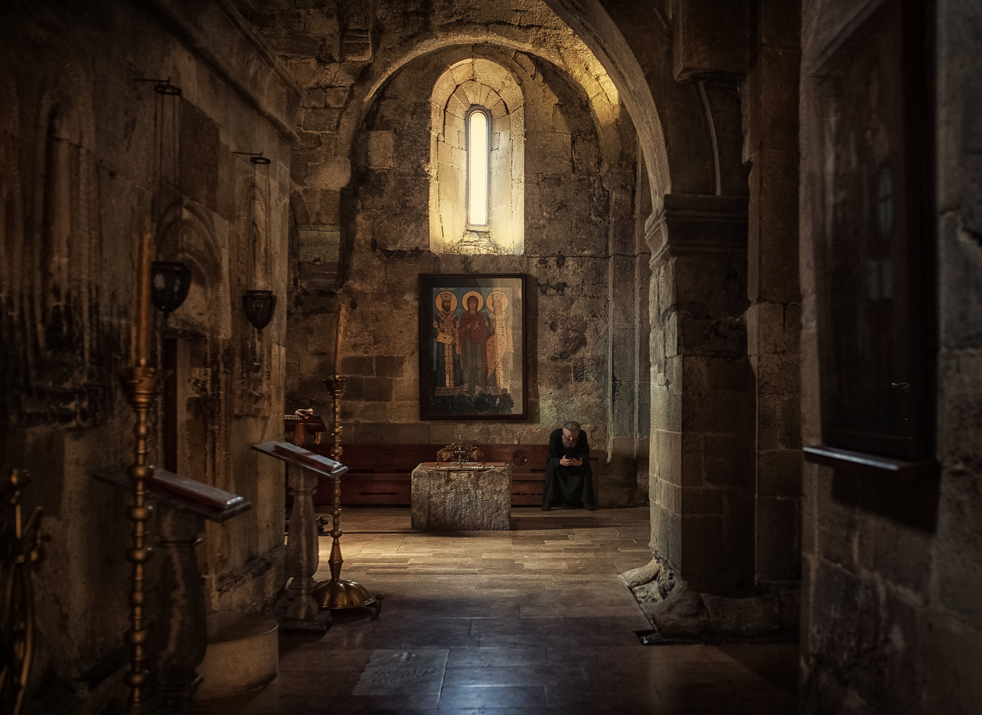 В молитве, рядом с купелью, где крестился царь Мириан.