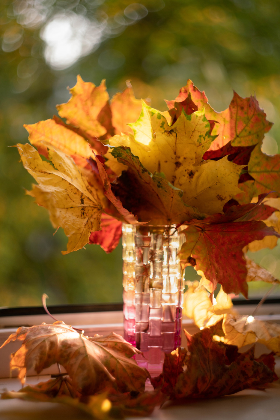 Букет из жёлтых листьев